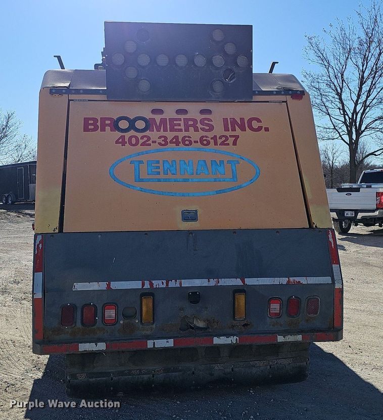 image for item DK0595 2004 GMC T7500 street sweeper truck