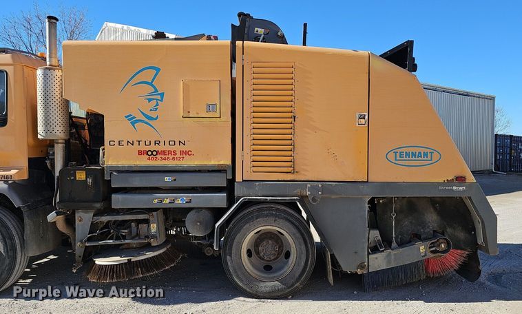 image for item DK0595 2004 GMC T7500 street sweeper truck