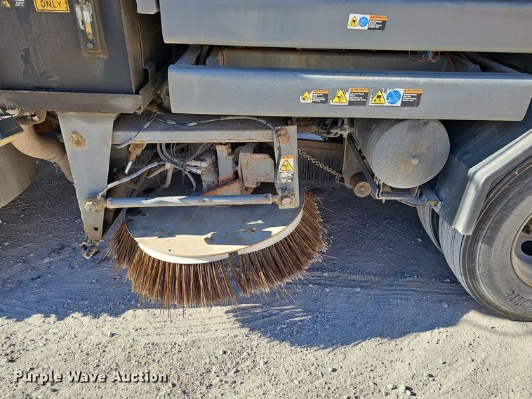 image for item DK0595 2004 GMC T7500 street sweeper truck