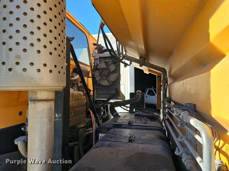 image for item DK0595 2004 GMC T7500 street sweeper truck