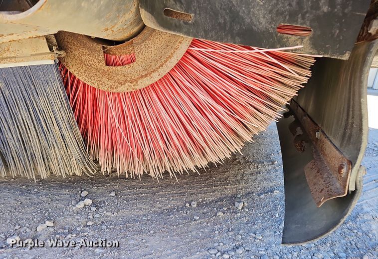 image for item DK0595 2004 GMC T7500 street sweeper truck