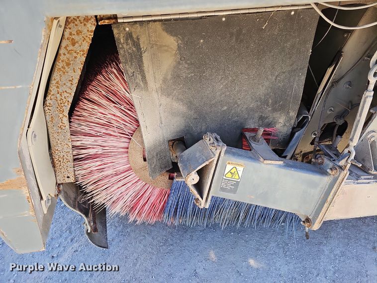 image for item DK0595 2004 GMC T7500 street sweeper truck