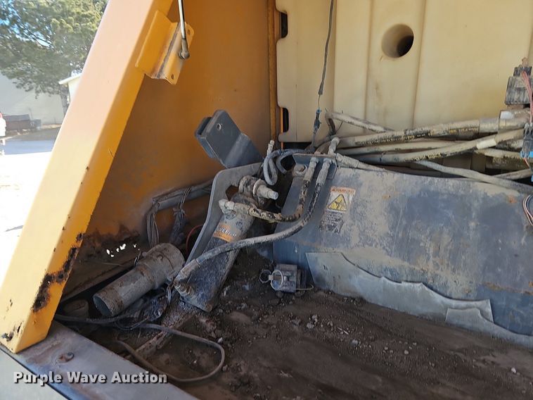 image for item DK0595 2004 GMC T7500 street sweeper truck