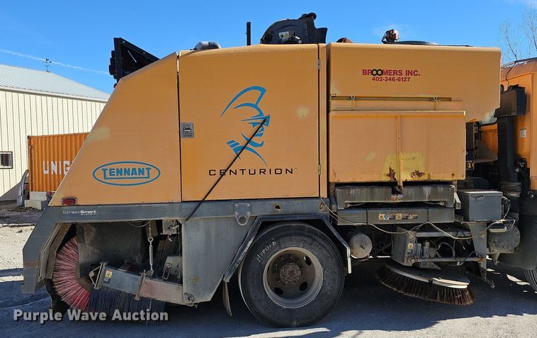 image for item DK0595 2004 GMC T7500 street sweeper truck