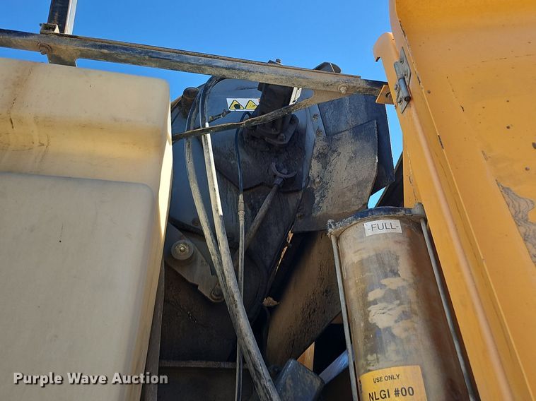 image for item DK0595 2004 GMC T7500 street sweeper truck