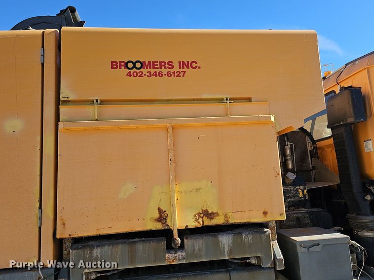 image for item DK0595 2004 GMC T7500 street sweeper truck