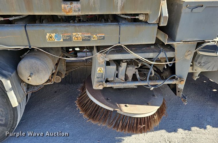 image for item DK0595 2004 GMC T7500 street sweeper truck
