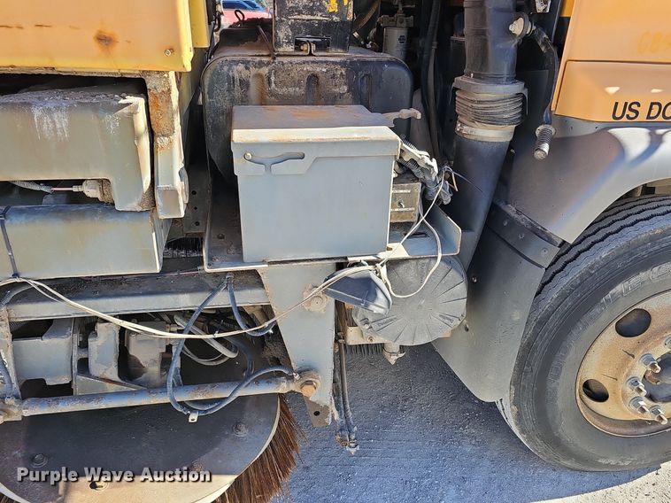 image for item DK0595 2004 GMC T7500 street sweeper truck