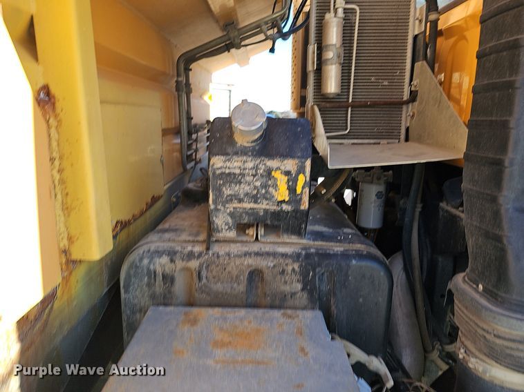 image for item DK0595 2004 GMC T7500 street sweeper truck