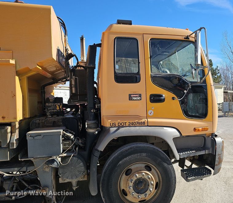 image for item DK0595 2004 GMC T7500 street sweeper truck