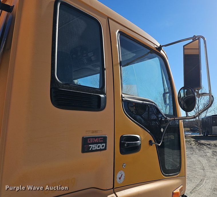 image for item DK0595 2004 GMC T7500 street sweeper truck