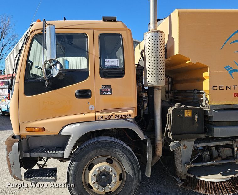 image for item DK0595 2004 GMC T7500 street sweeper truck