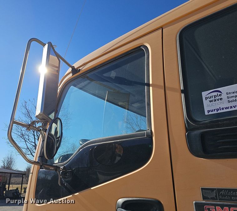 image for item DK0595 2004 GMC T7500 street sweeper truck