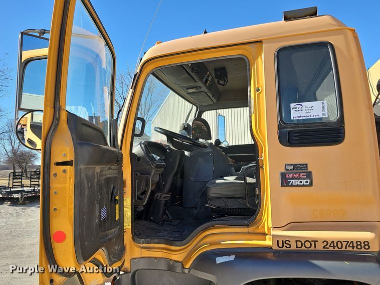 image for item DK0595 2004 GMC T7500 street sweeper truck