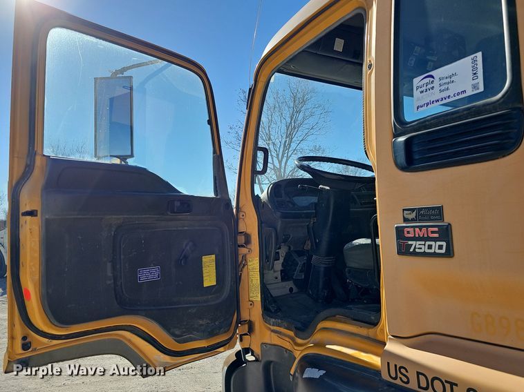 image for item DK0595 2004 GMC T7500 street sweeper truck