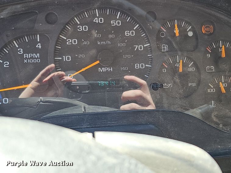 image for item DK0595 2004 GMC T7500 street sweeper truck