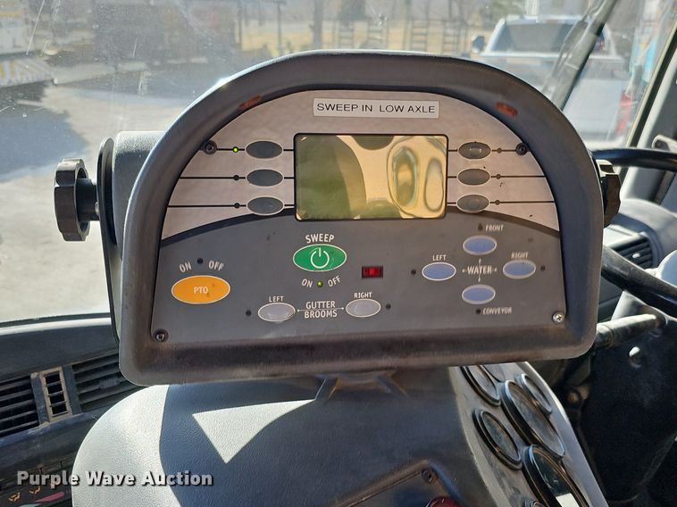 image for item DK0595 2004 GMC T7500 street sweeper truck