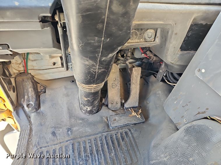 image for item DK0595 2004 GMC T7500 street sweeper truck