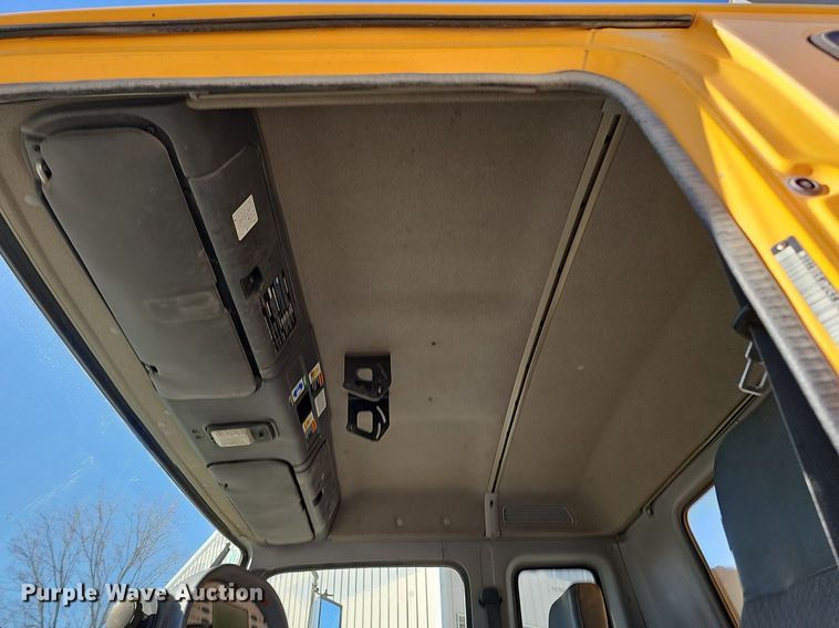 image for item DK0595 2004 GMC T7500 street sweeper truck