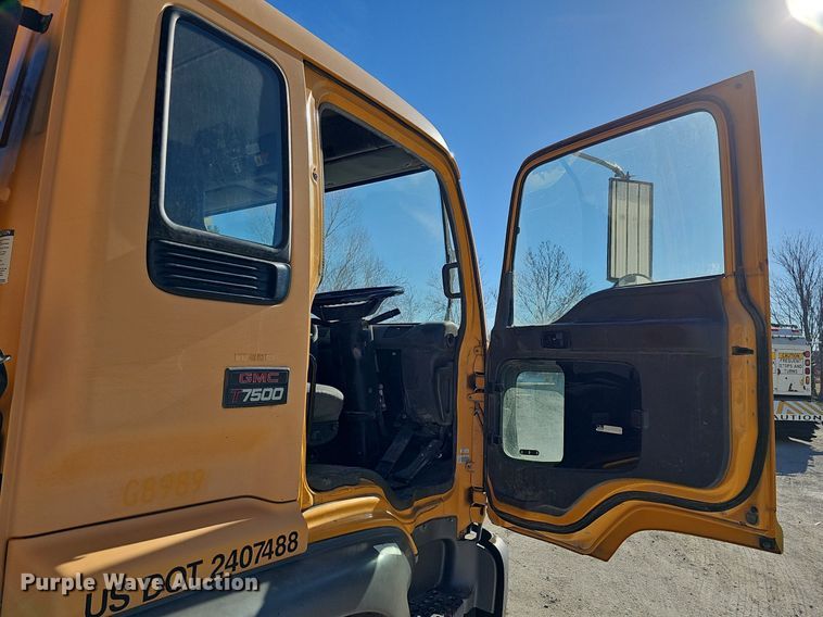 image for item DK0595 2004 GMC T7500 street sweeper truck