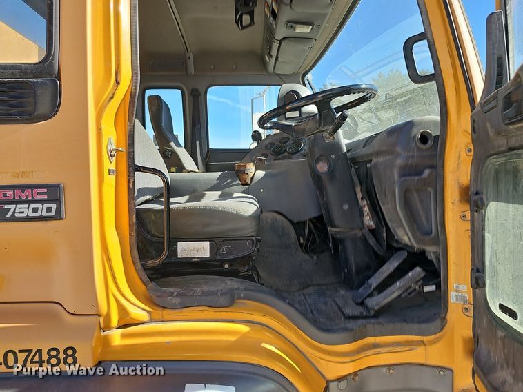 image for item DK0595 2004 GMC T7500 street sweeper truck