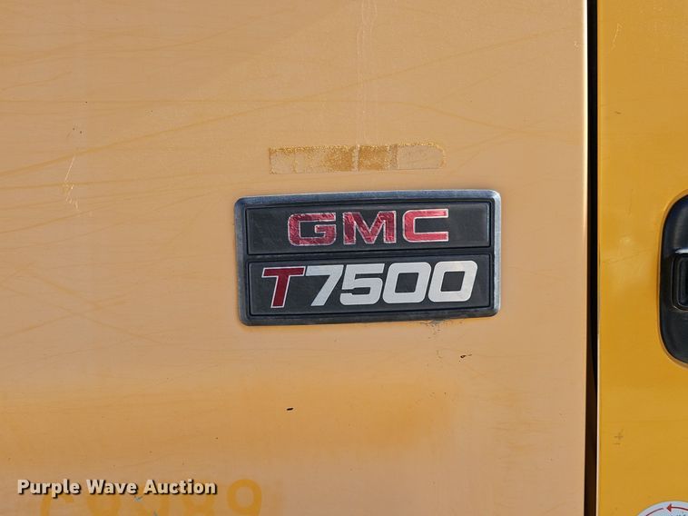 image for item DK0595 2004 GMC T7500 street sweeper truck