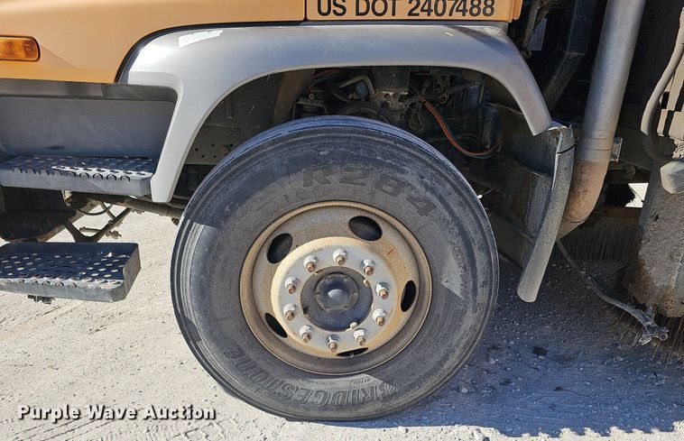 image for item DK0595 2004 GMC T7500 street sweeper truck