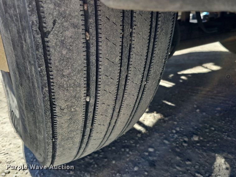 image for item DK0595 2004 GMC T7500 street sweeper truck