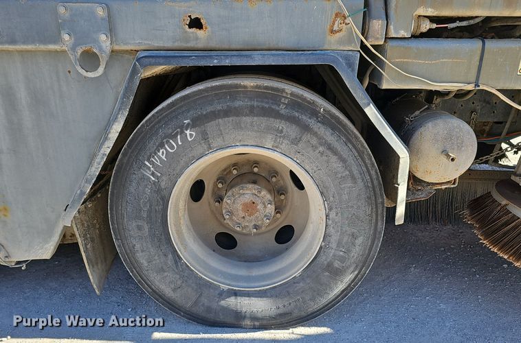 image for item DK0595 2004 GMC T7500 street sweeper truck