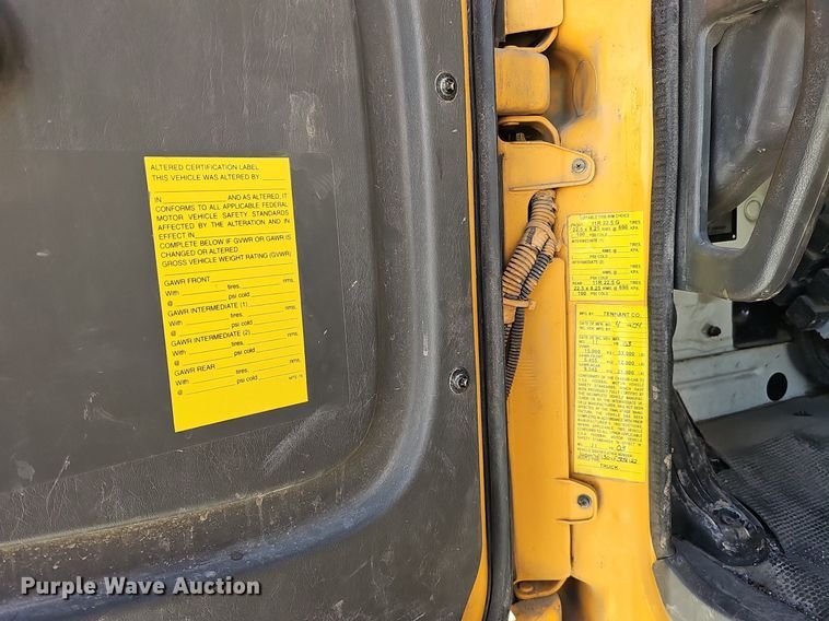 image for item DK0595 2004 GMC T7500 street sweeper truck