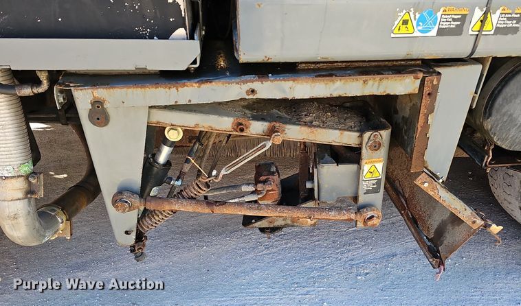 image for item DK0596 2004 GMC T7500 street sweeper truck