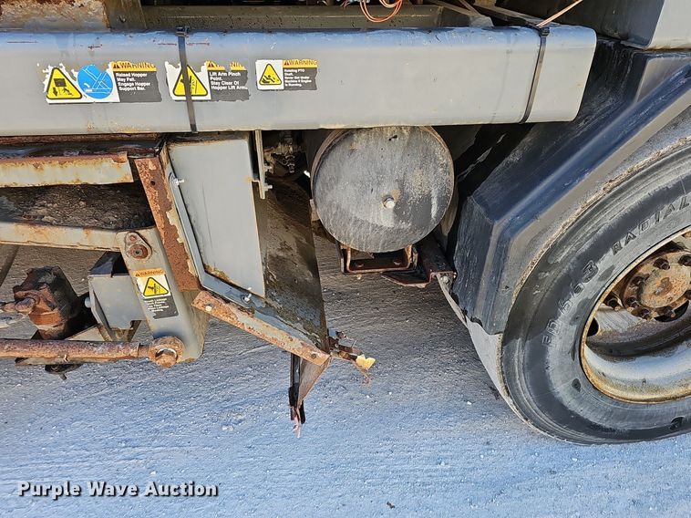 image for item DK0596 2004 GMC T7500 street sweeper truck