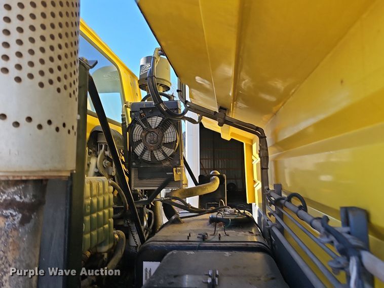 image for item DK0596 2004 GMC T7500 street sweeper truck