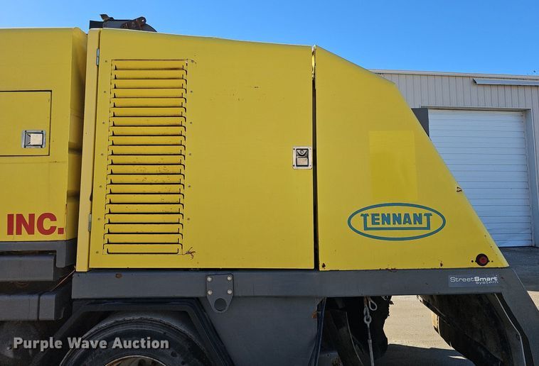 image for item DK0596 2004 GMC T7500 street sweeper truck