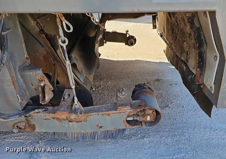 image for item DK0596 2004 GMC T7500 street sweeper truck