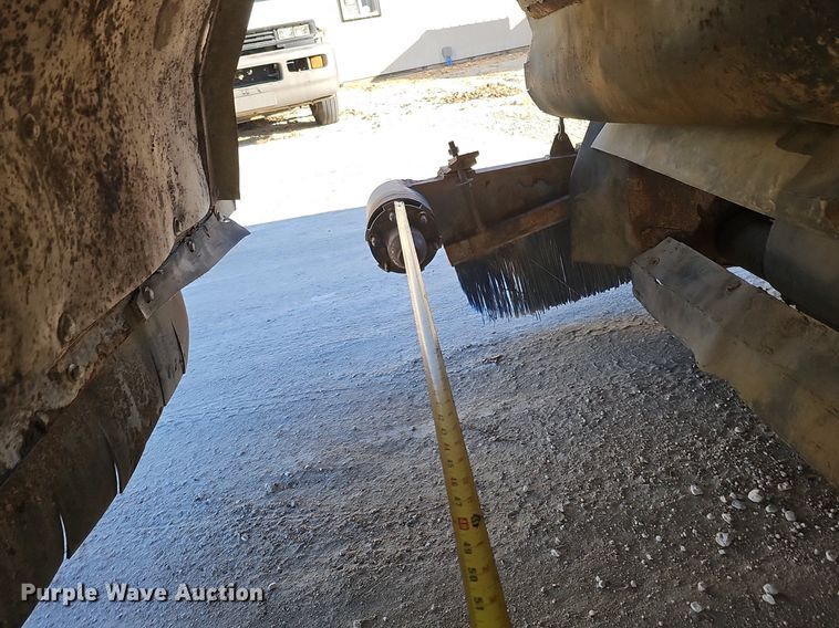 image for item DK0596 2004 GMC T7500 street sweeper truck