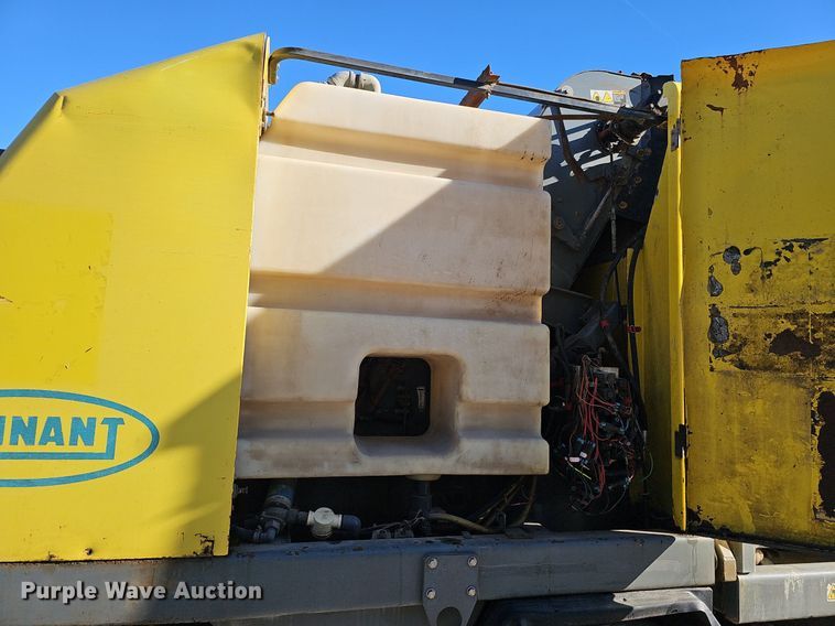 image for item DK0596 2004 GMC T7500 street sweeper truck