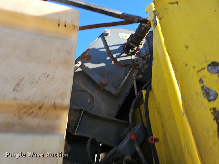 image for item DK0596 2004 GMC T7500 street sweeper truck