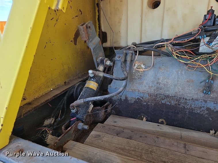 image for item DK0596 2004 GMC T7500 street sweeper truck