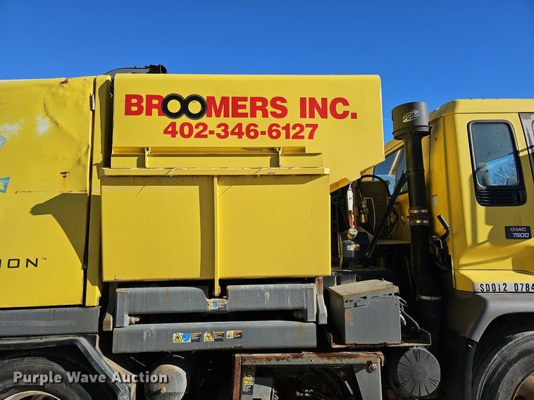 image for item DK0596 2004 GMC T7500 street sweeper truck