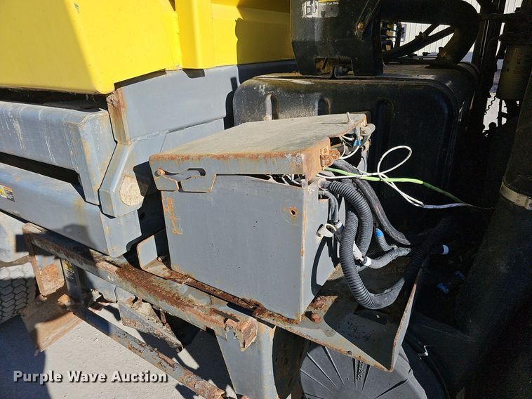 image for item DK0596 2004 GMC T7500 street sweeper truck