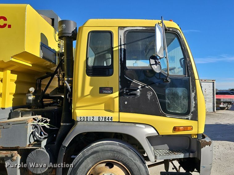 image for item DK0596 2004 GMC T7500 street sweeper truck