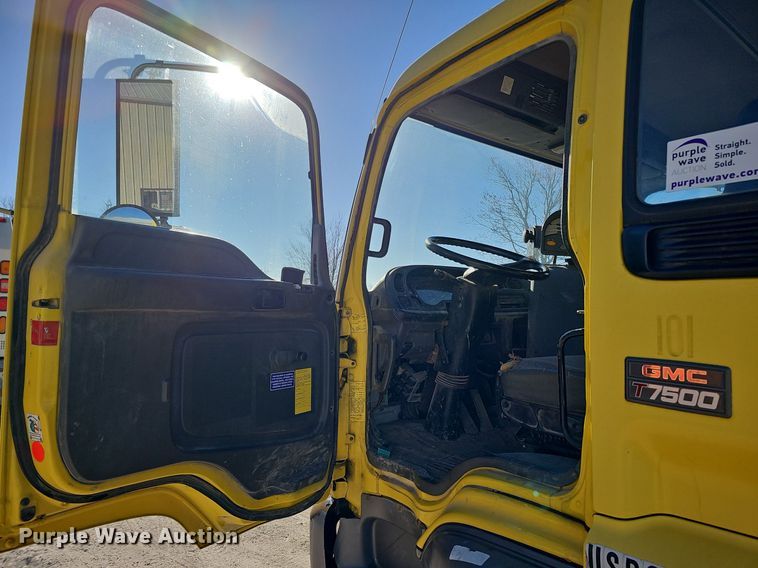 image for item DK0596 2004 GMC T7500 street sweeper truck
