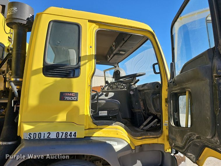 image for item DK0596 2004 GMC T7500 street sweeper truck