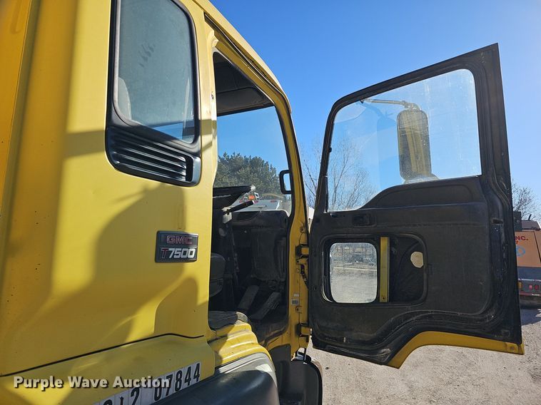 image for item DK0596 2004 GMC T7500 street sweeper truck