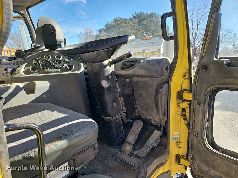 image for item DK0596 2004 GMC T7500 street sweeper truck