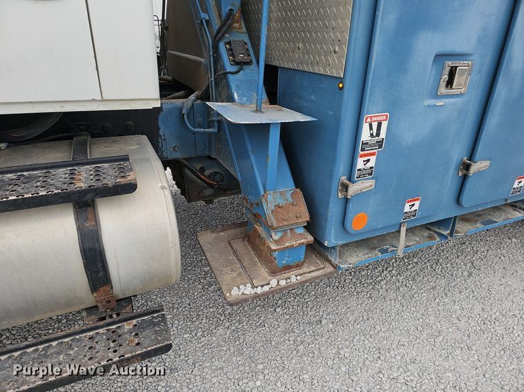 image for item DK0712 2009 International WorkStar 7400 bucket truck