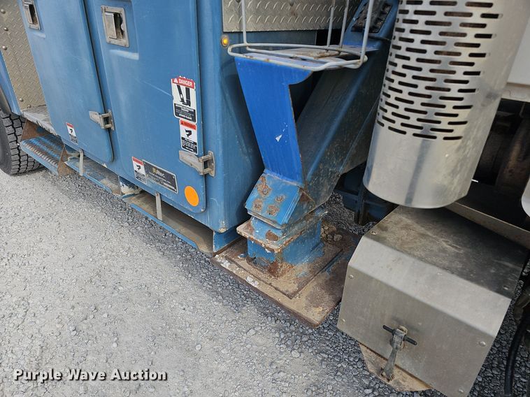 image for item DK0712 2009 International WorkStar 7400 bucket truck