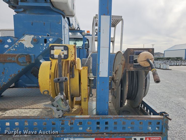 image for item DK0712 2009 International WorkStar 7400 bucket truck