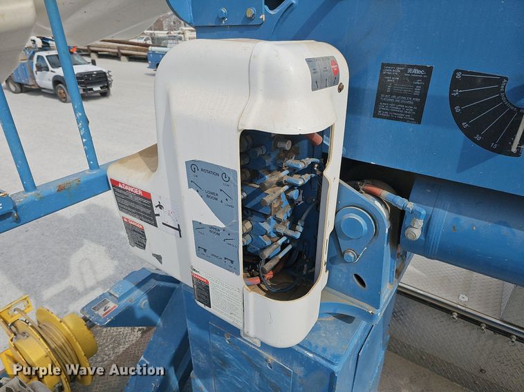 image for item DK0712 2009 International WorkStar 7400 bucket truck